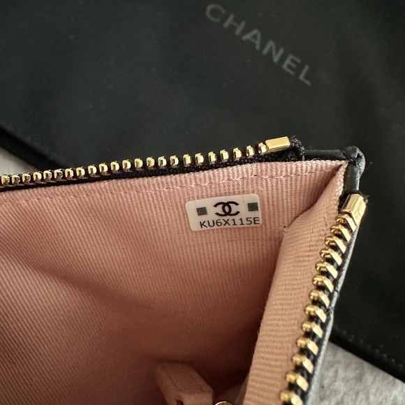 CHANEL Black and Pink Quilted Clutch - Picture 4 of 5